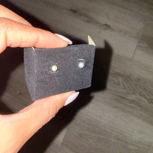 Kay Jewelers Classic Pearl Earrings in Black Box - Picture 3 of 3